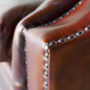 Chesterfield Büffelleder Sofa, 2-Sitzer mit Kissen und Knopf | Modell KNOPF