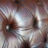 Chesterfield Büffelleder Sofa, 2-Sitzer mit Kissen und Knopf | Modell KNOPF
