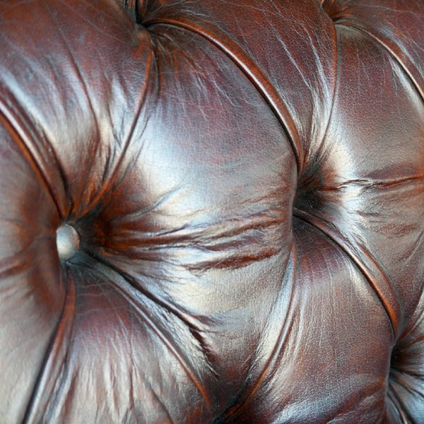 Chesterfield Büffelleder Sofa, 2-Sitzer mit Kissen und Knopf | Modell KNOPF