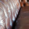 Chesterfield Büffelleder Sofa, 2-Sitzer mit Kissen und Knopf | Modell KNOPF