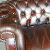 Chesterfield Büffelleder Sofa, 2-Sitzer mit Kissen und Knopf | Modell KNOPF