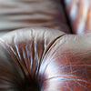 Chesterfield Büffelleder Sofa, 2-Sitzer mit Kissen und Knopf | Modell KNOPF